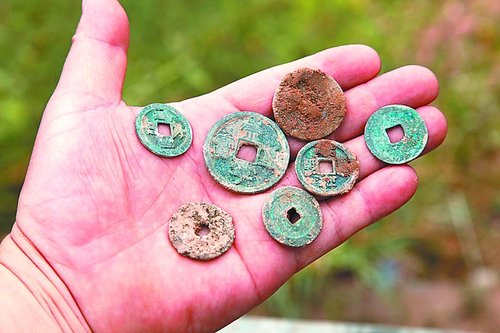 河北平山工地发现古钱币 挖宝者嘲笑记者来得晚