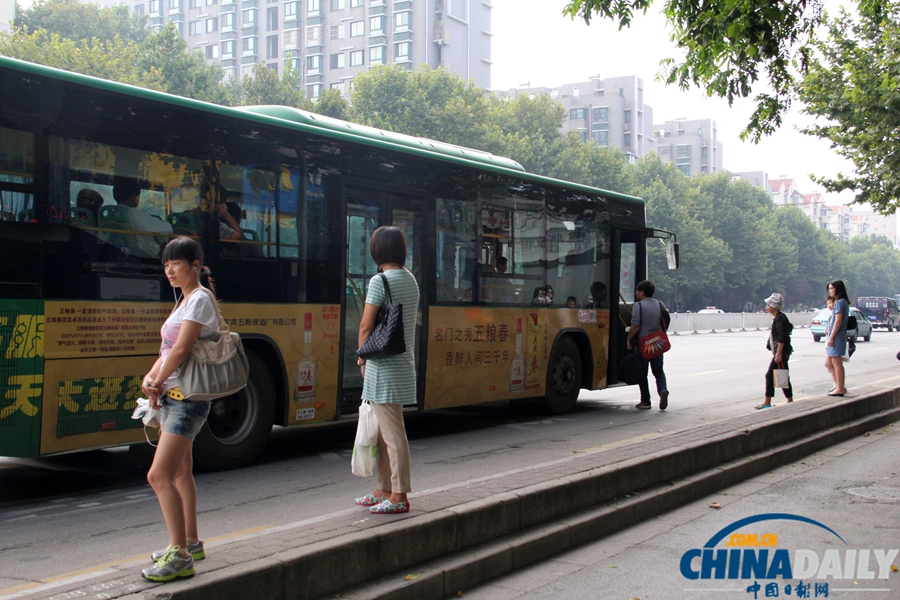 南京现“平衡木”公交站台 仅50厘米宽