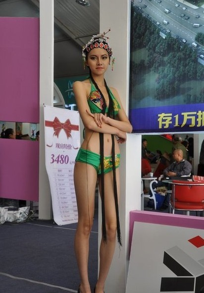1米82性感女模穿京剧比基尼 被指糟蹋国粹