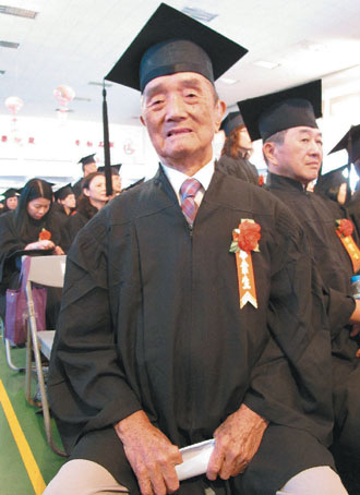 93岁老人大学毕业取得双学位 称“要念到100岁”