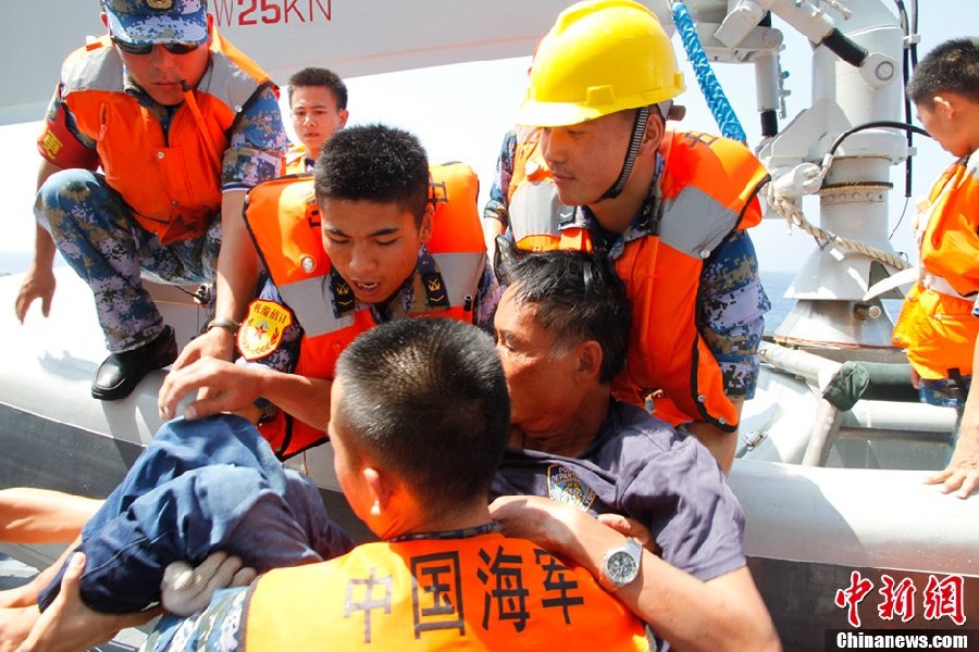 中国海军西沙搜救遇险渔民画面曝光