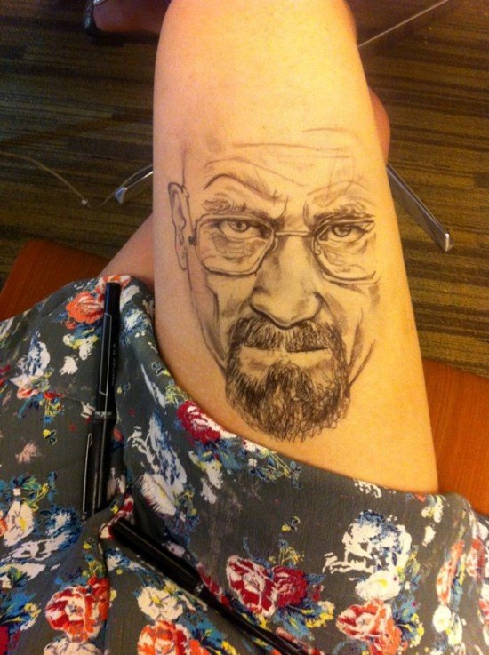 女大学生大腿上作画蹿红 网友称赞“真皮作品”