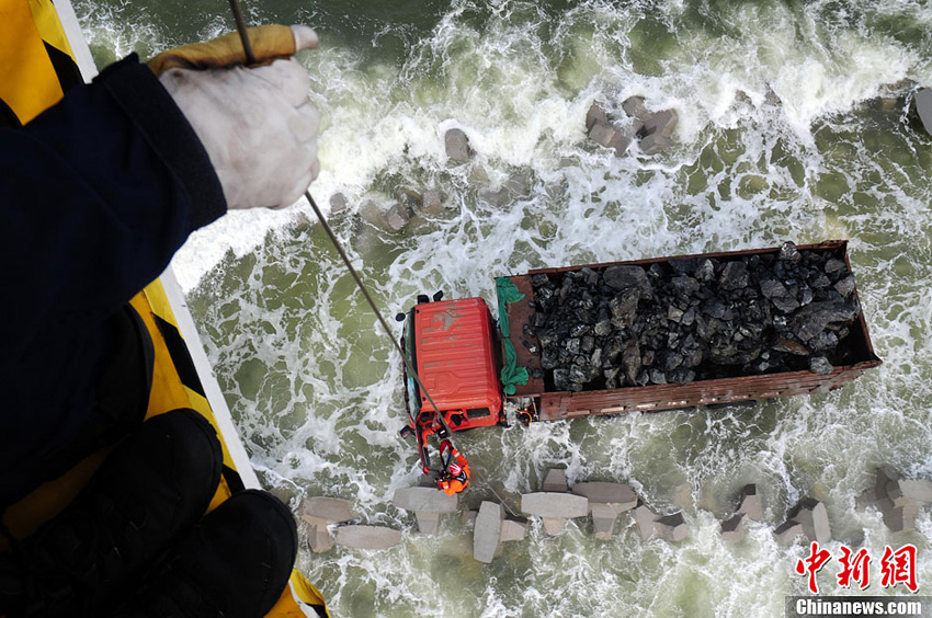 高清：山东潍坊海域4辆卡车被海水围困 11人获救