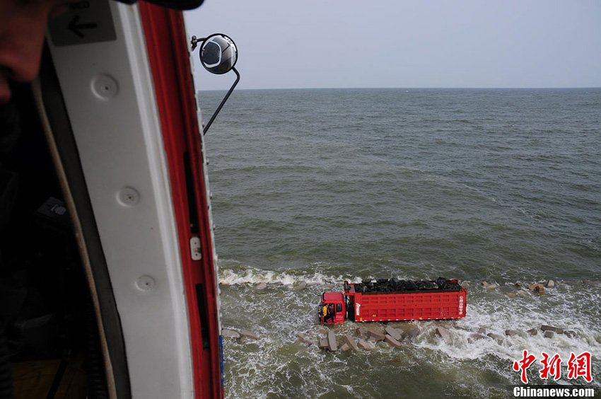 高清：山东潍坊海域4辆卡车被海水围困 11人获救