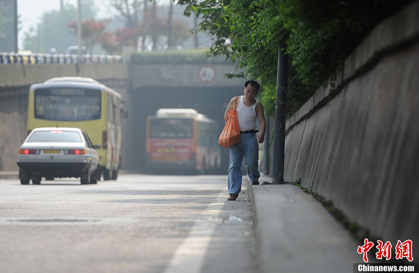 高清：重庆主城内“最窄”人行道 最窄一段仅15厘米