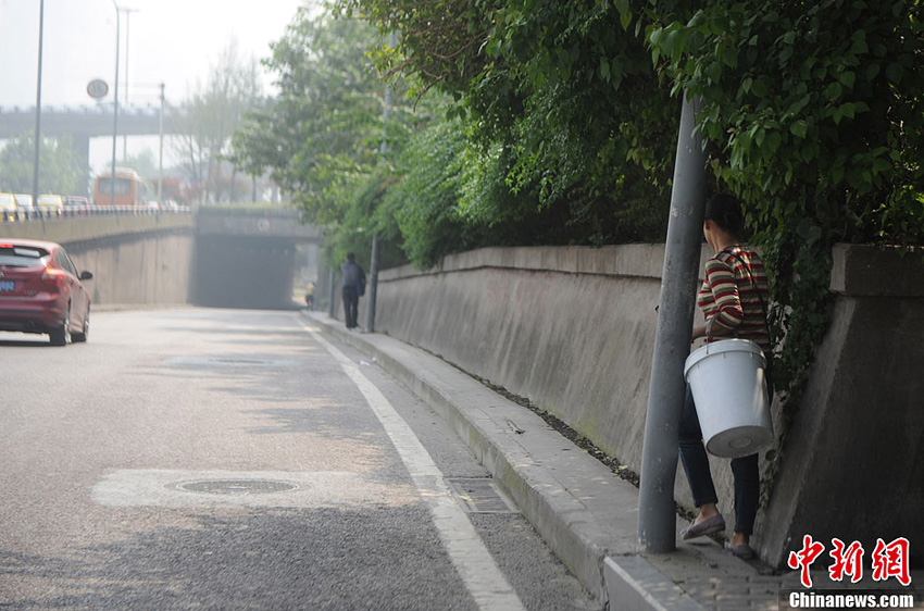 高清：重庆主城内“最窄”人行道 最窄一段仅15厘米