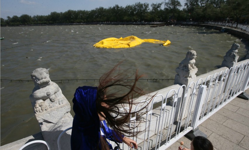 北京颐和园大黄鸭今日放气：呈饼状在湖面漂浮