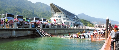 庐山景区桥塌18名游客落水 官方否认存质量问题