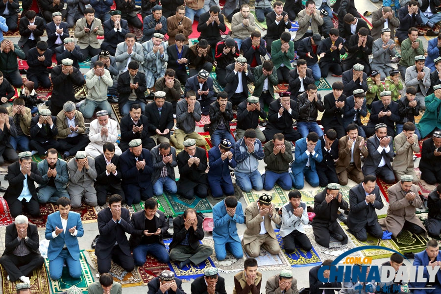 新疆喀什穆斯林群众欢度古尔邦节 3万人同做礼拜盛况空前[10]
