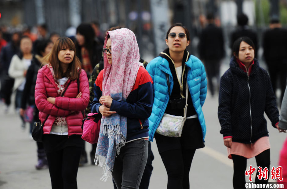 中国北方多地降温降雪 市民换装御寒