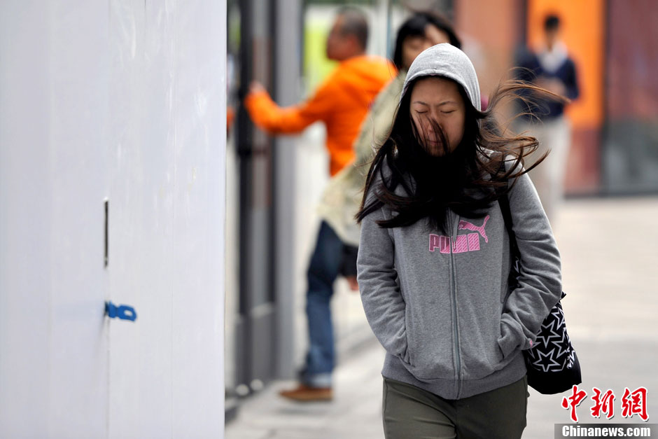 中国北方多地降温降雪 市民换装御寒