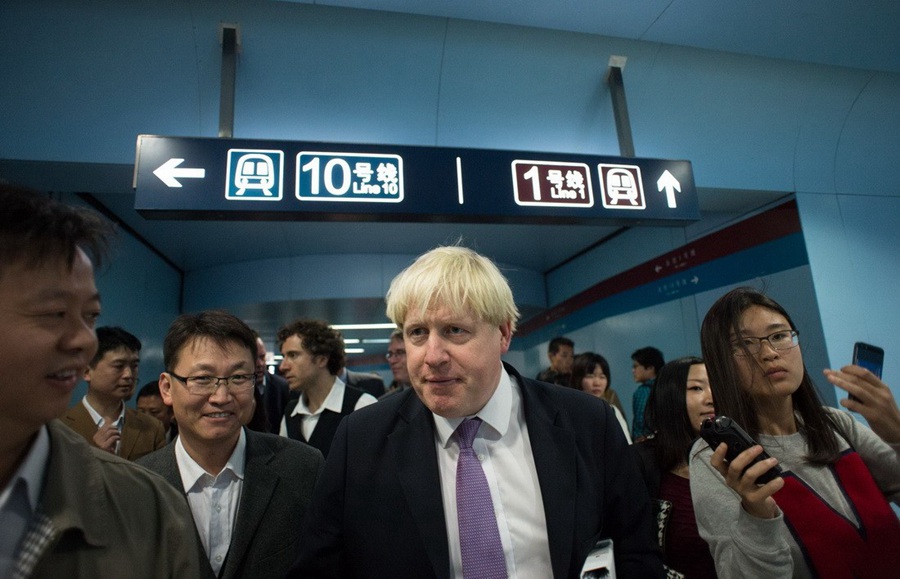 高清：伦敦市长体验北京地铁感叹人多 称2元全程真便宜（组图）
