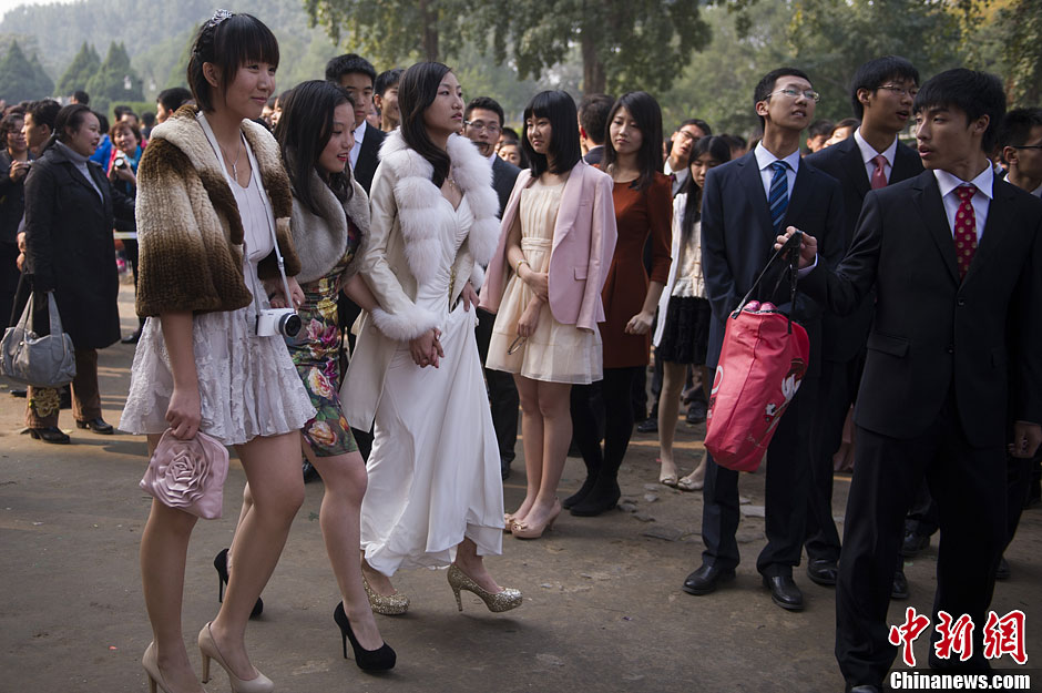 北京六百高中生圆明园内举行成人礼