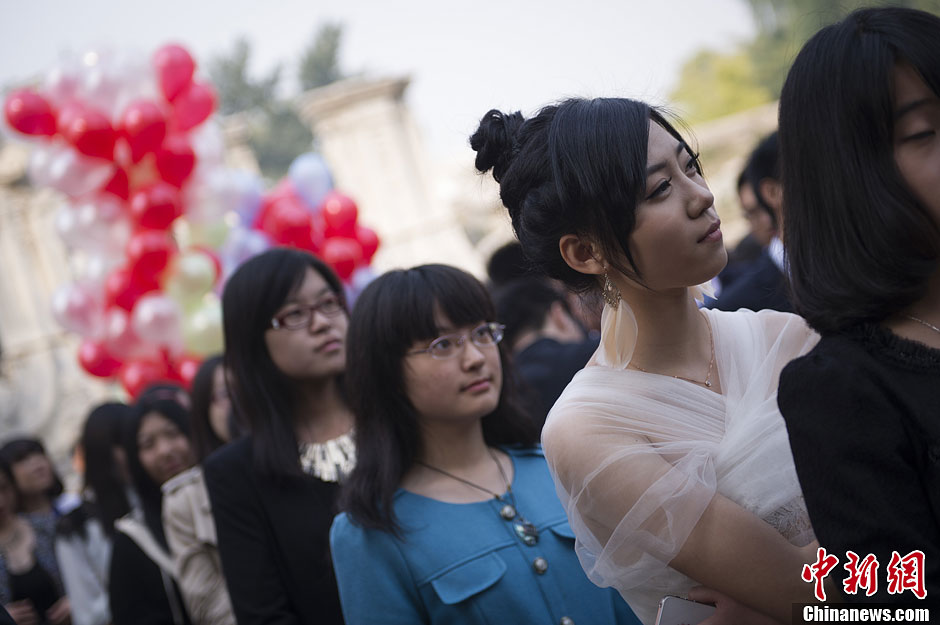 北京六百高中生圆明园内举行成人礼