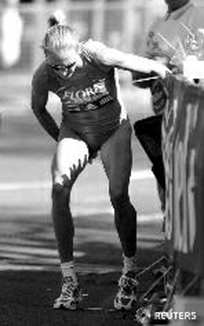 北京马拉松选手“尿红墙” 专家称专业运动员尿裤子