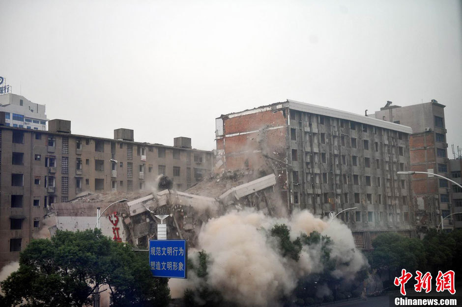 南昌一医院大楼实施爆破拆除为地铁让路