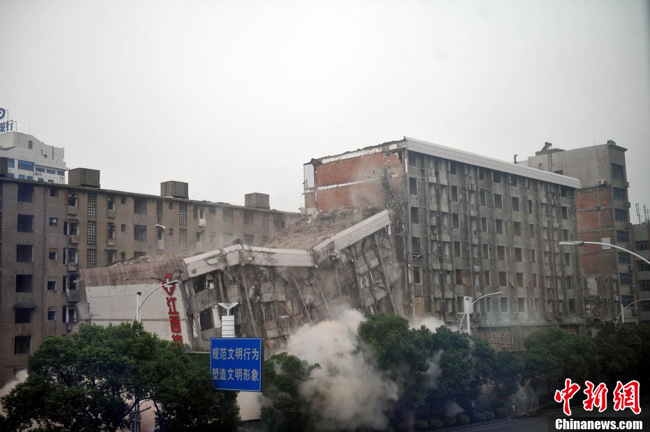 南昌一医院大楼实施爆破拆除为地铁让路