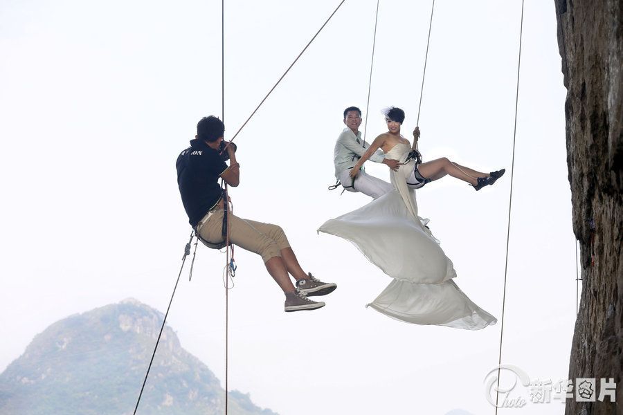 广西柳州：“女汉子”穿婚纱攀岩 拍摄酷炫婚纱照
