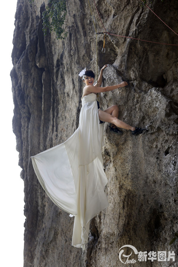 广西柳州：“女汉子”穿婚纱攀岩 拍摄酷炫婚纱照