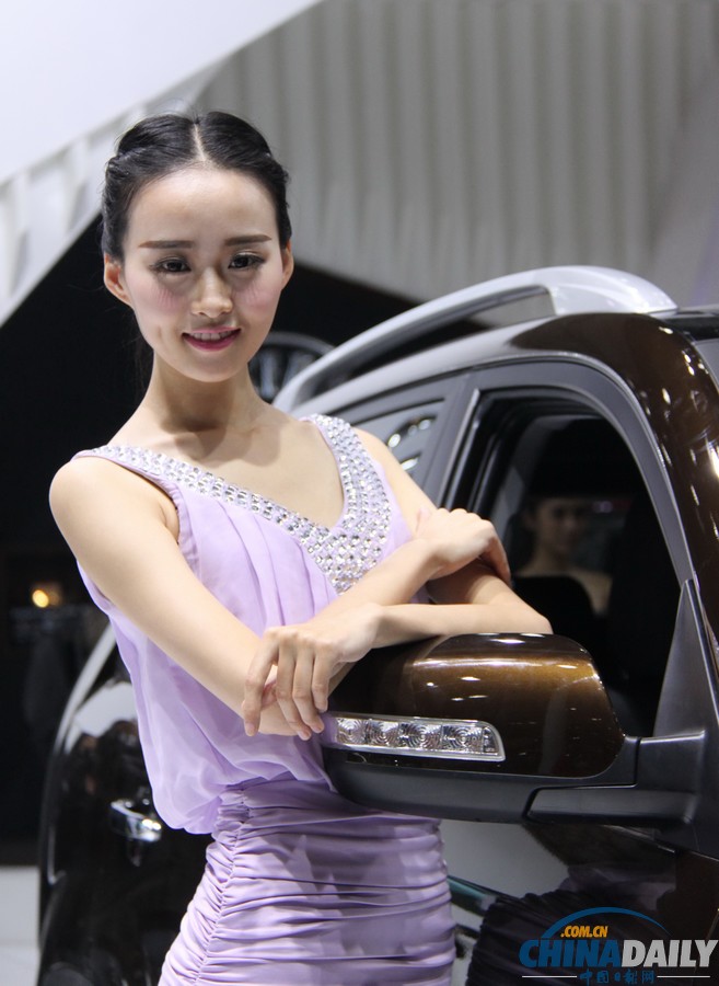 2013北京进口汽车博览会开幕 美女车模争艳