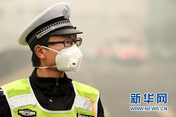 中国多地制定雾霾预案 机动车限行引争议