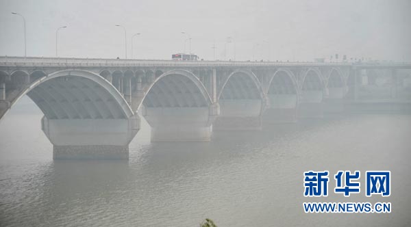 中国多地制定雾霾预案 机动车限行引争议