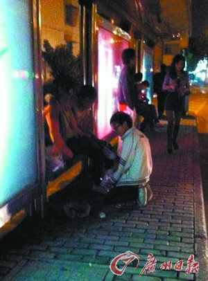 苏州一名小学生公交站下跪求爱引发热议