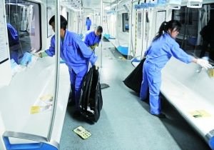 北京地铁蝗虫论所涉10号线一天扫出5万张小广告