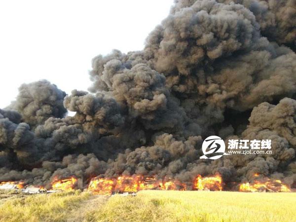 浙江澉浦一塑料厂突发大火 现场浓烟滚滚