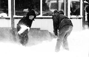 哈尔滨暴雪持续40多个小时仍未停止 再停课一天