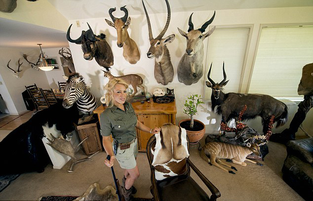 美女猎人射杀超70种动物 坚称猎杀为保护