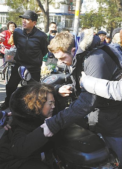 北京老外撞人事件图片拍摄者发公开信道歉