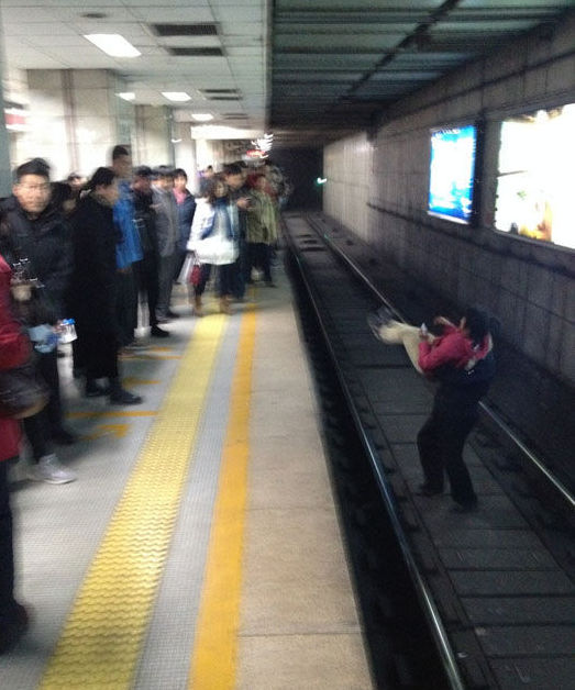 北京一女子地铁卧轨被强行抱出