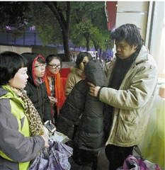杭州室外气温接近0℃ 70名流浪汉不愿进救助站避寒