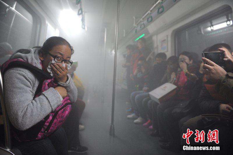 北京地铁举行应急疏散演练 首邀乘客参与