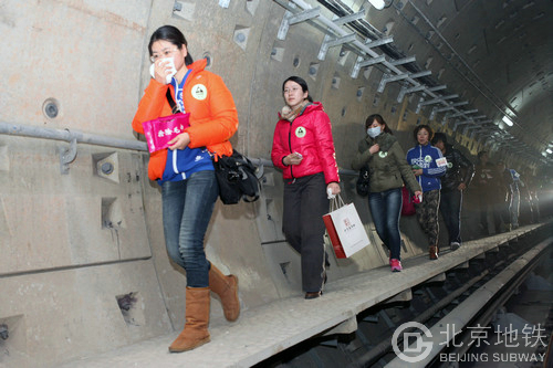 北京地铁举行应急疏散演练 首邀乘客参与
