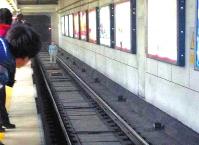 地铁员工跳下轨道救出轻生女 事发1号线公主坟站未影响正常行车
