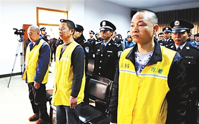 云南“巧家爆炸案”一审宣判两被告死刑 两被告当庭向受害人磕仨响头