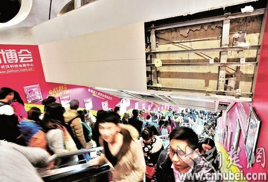 武汉地铁站吊顶瓷砖脱落引发踩踏 7人受伤(图)