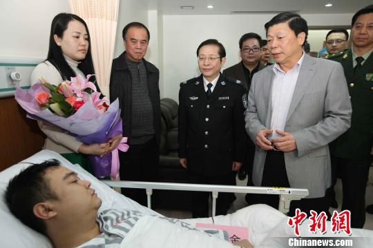广西边防民警执勤时遭歹徒击伤 开枪击毙1人