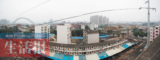 在建云桂高铁被3栋住宅楼拦腰