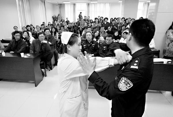 武汉医生学防身术引争议 医院称是针对医暴事件