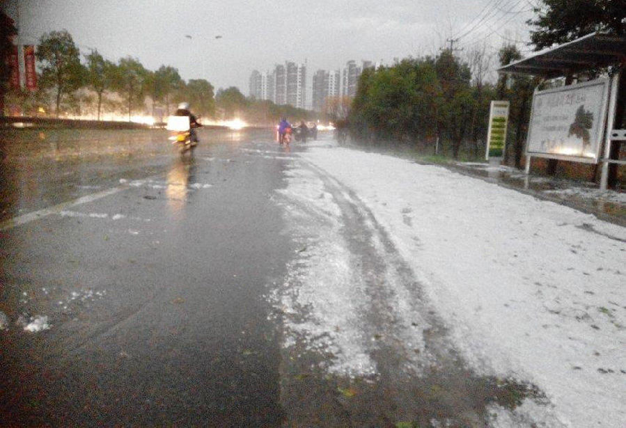 浙江台州遭遇特大雹灾 汽车被凿穿