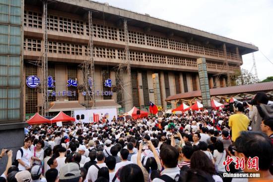 台“反服贸协议”学生和团体着黑衣上凯道 逾11万人