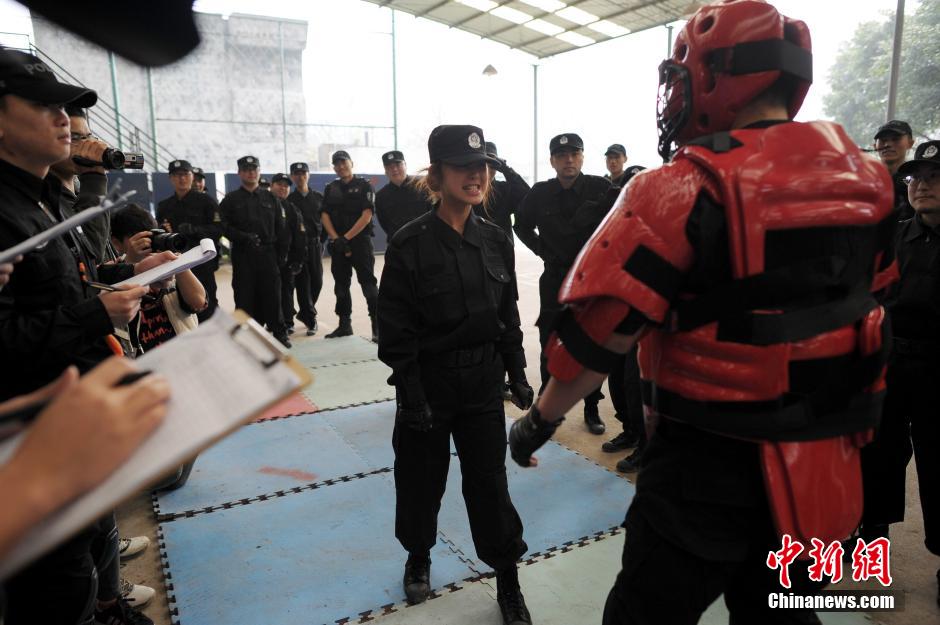 重庆女网友入驻警队学防狼术