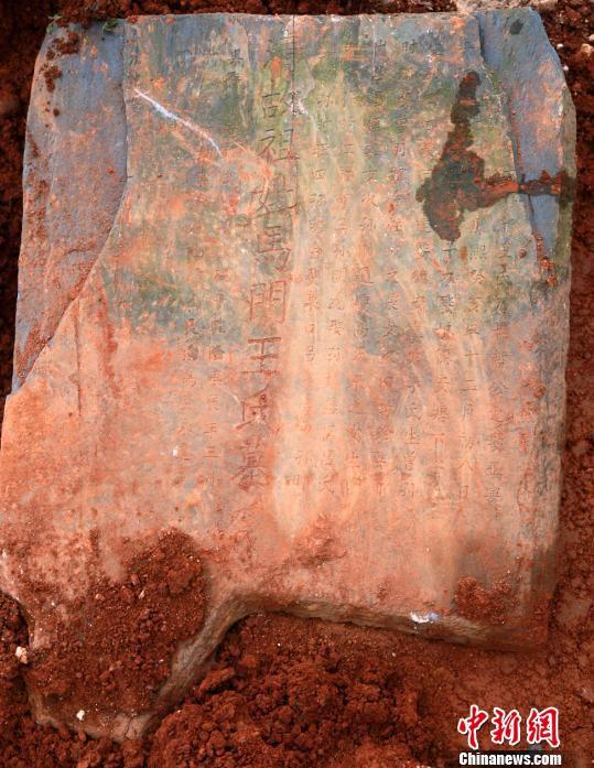 江西挖出250年前古墓 棺内尸体完好犹如活人