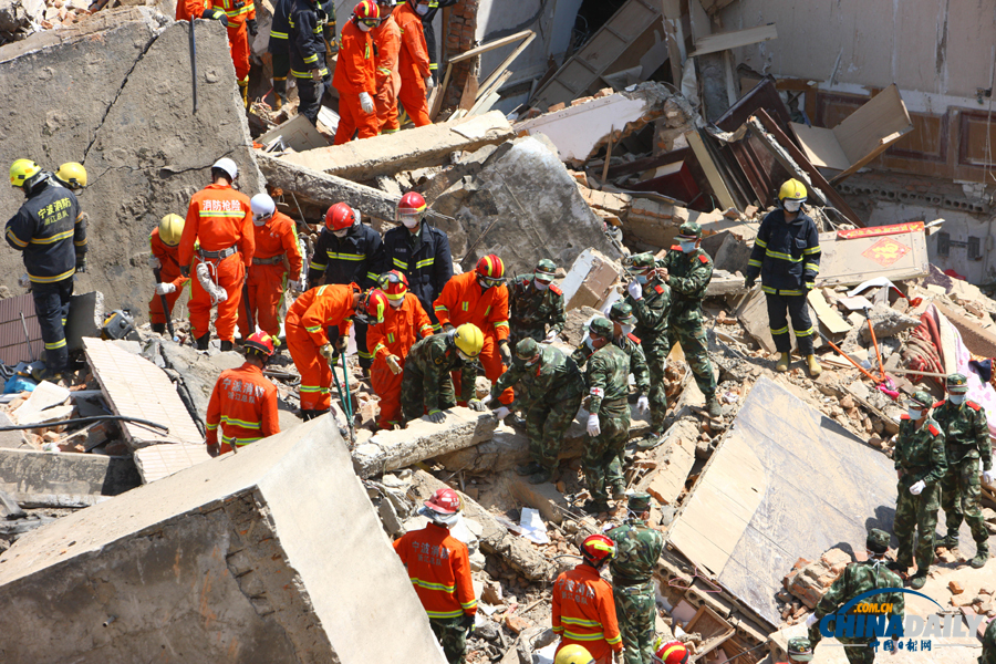 浙江奉化市一幢5层居民楼倒塌 多人被埋