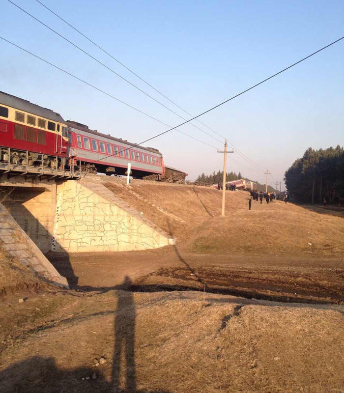 黑龙江一旅客列车发生脱线事故 15人受伤