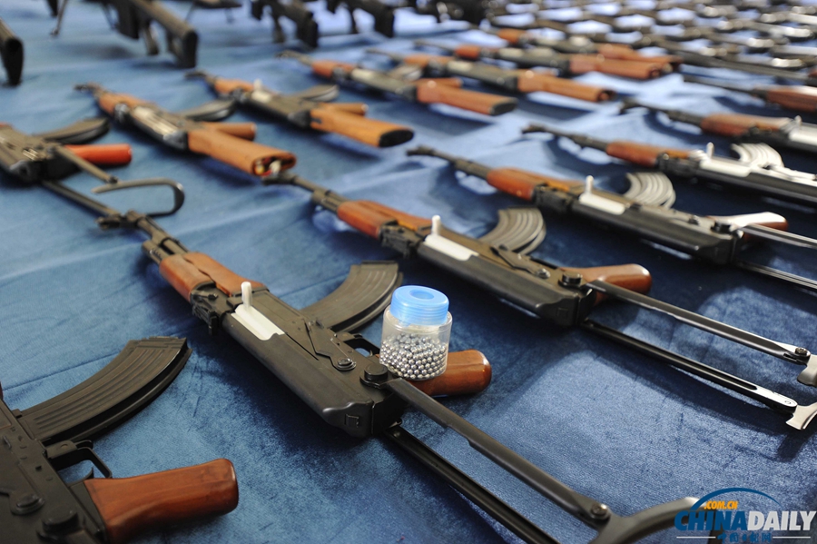 三地警方破获特大制贩枪支和管制刀具案