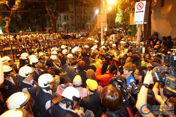 台湾再爆警民冲突 反核民众包围“立法院”